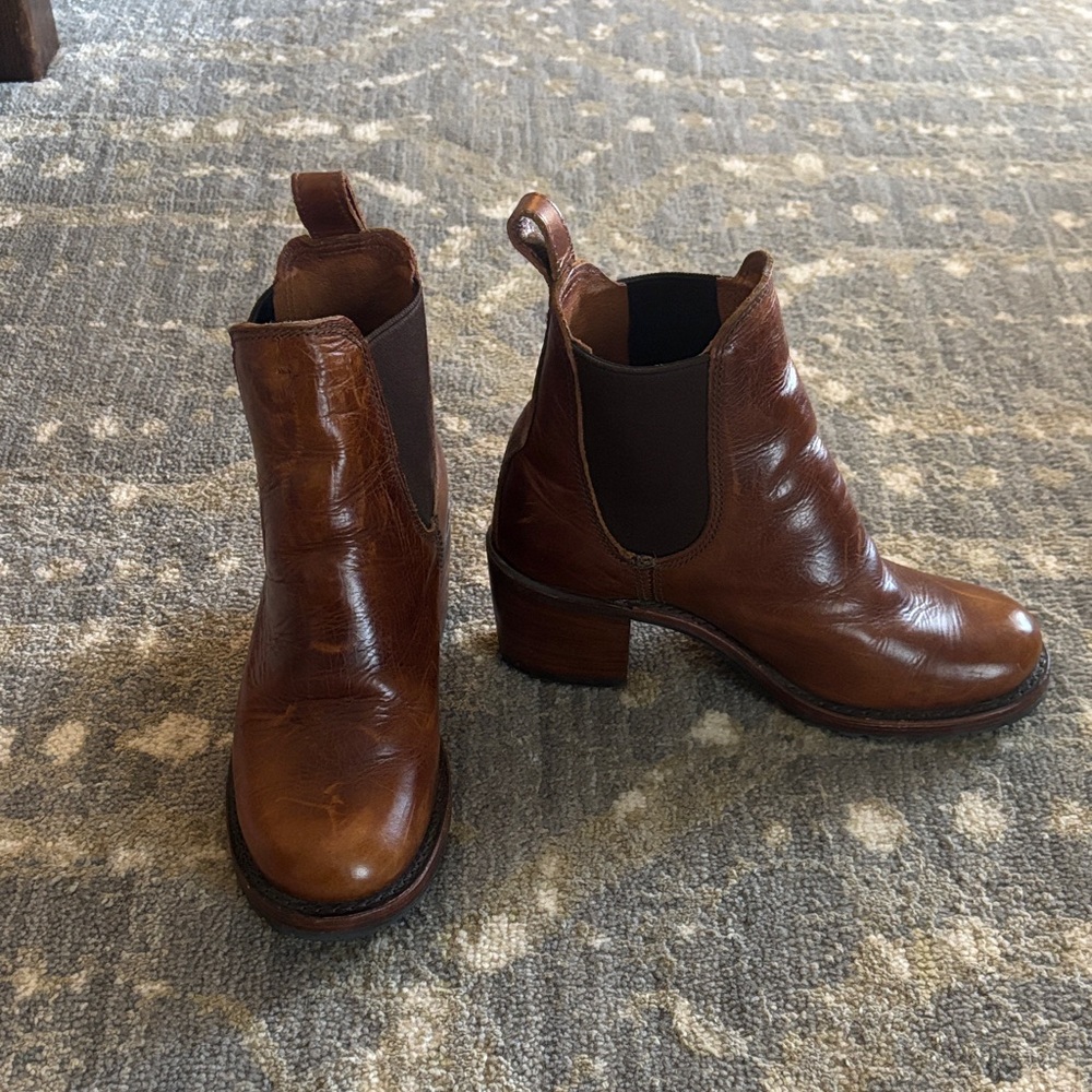 FRYE AND CO. Rich Brown Leather Ankle Boots